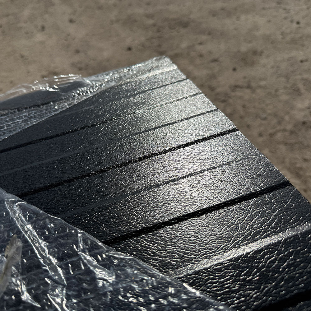 Sonderposten Sandwichplatten Wand in Anthrazit und perforierter Beschichtung