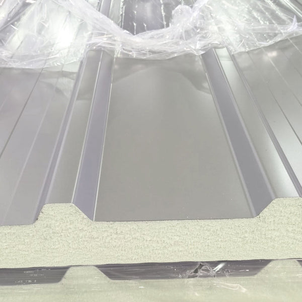 Sandwichdachplatte mit 100 mm Kernstärke in RAL 9006 Weißaluminium – Detailansicht von Dachprofil und Dämmkern