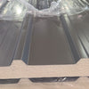 Sandwichdachplatte mit 100 mm Kernstärke in RAL 9007 Graualuminium – Detailansicht von Dachprofil und Dämmkern